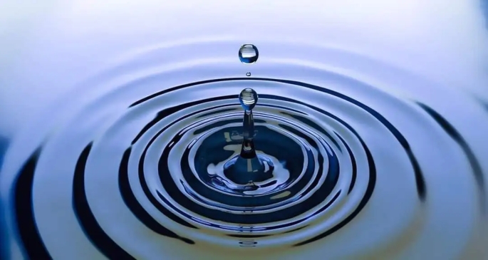 water drip - middle - center of the water - druppel water